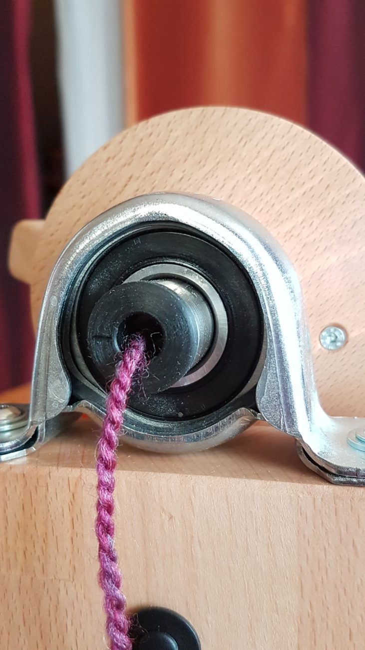 Der Zwirnzwerg beim Spinnen – Garn läuft in das Einzugsloch